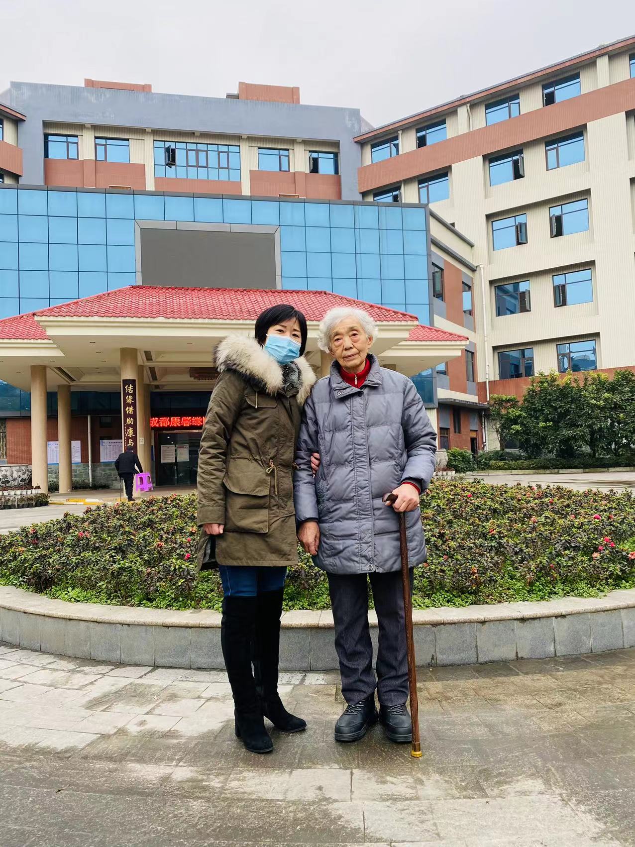 勞模張露莎（右），1991年獲成都市“勞動(dòng)模范”